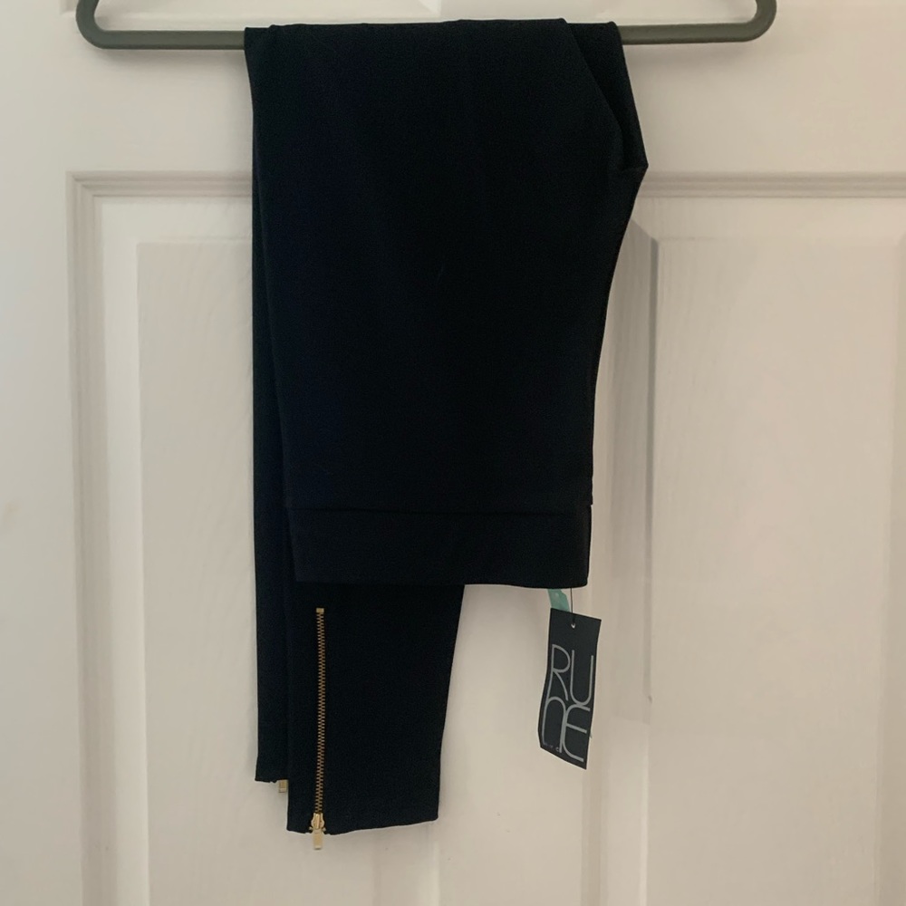 Ruhe NYC leggings. Black with gold zipper. Size medium NWT